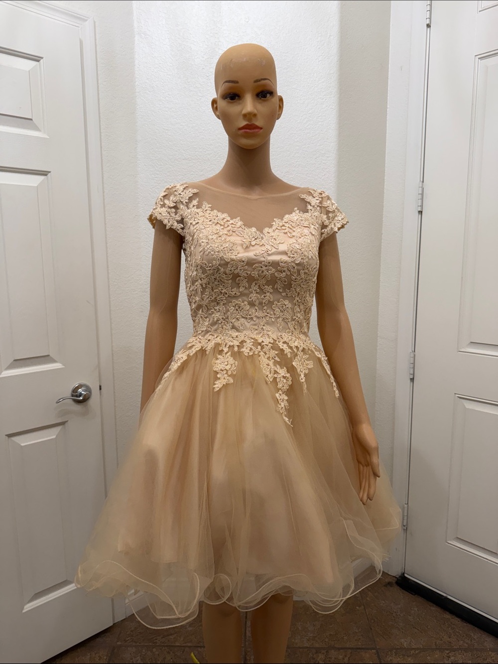 Lets Elegant Champagne Cream Lace Appliqué Rhinestone Voluminou Tulle Prom Dress